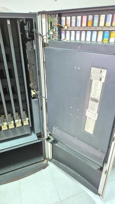 Máquina de venda de tabaco, com 24 canais, moedeiro e chave.