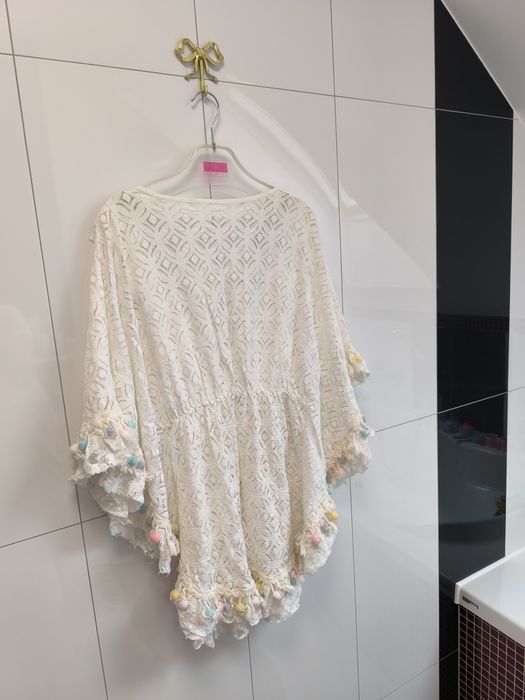 Narzutka plażowa boho z koronką i pomponami – uniwersalna