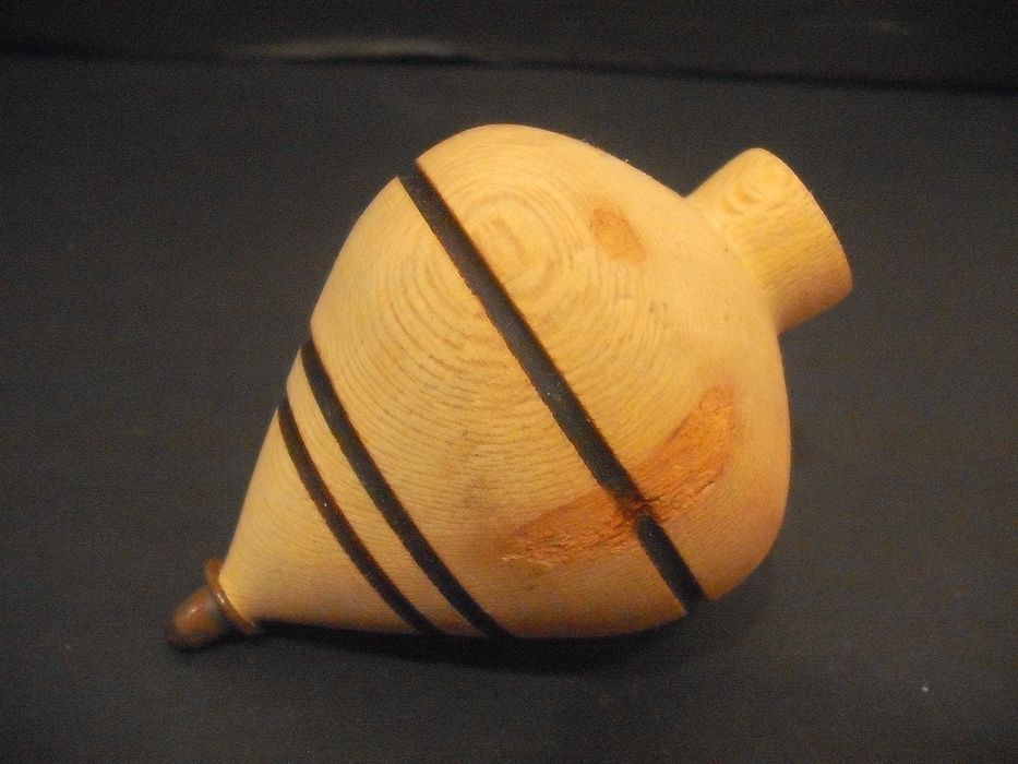 Pião antigo em madeira - brincado - anos 50/60