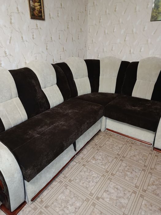 Угловой диван почти новый