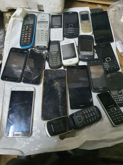 Vários telemóveis para peças