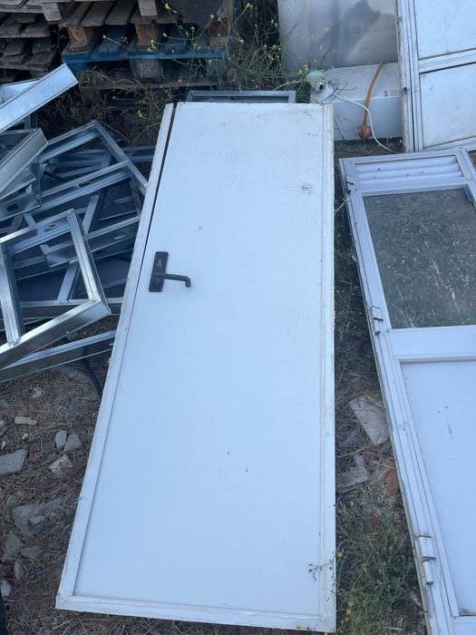 3 portas e uma jantela com fechadura