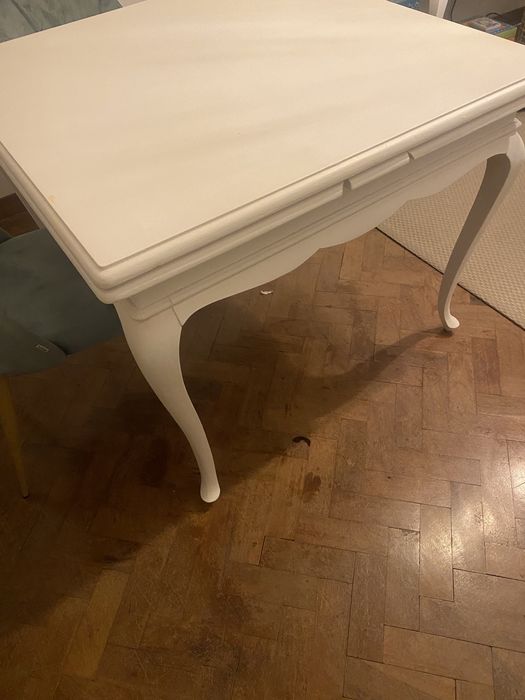 Mesa vintage restaurada em madeira.
