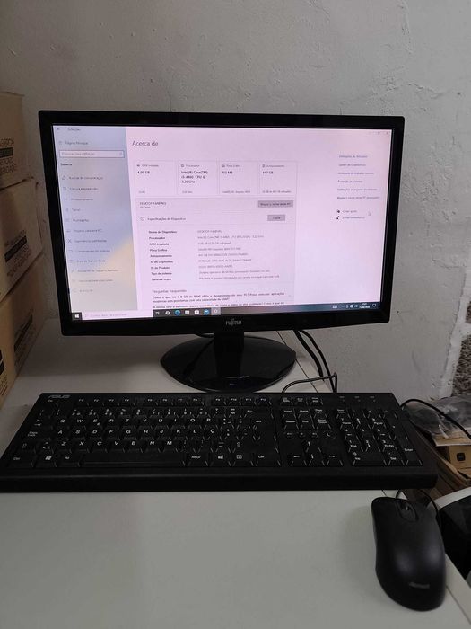 Computador com ecrã, rato e teclado