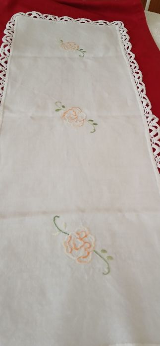 Naperon bordado e debruado a crochet