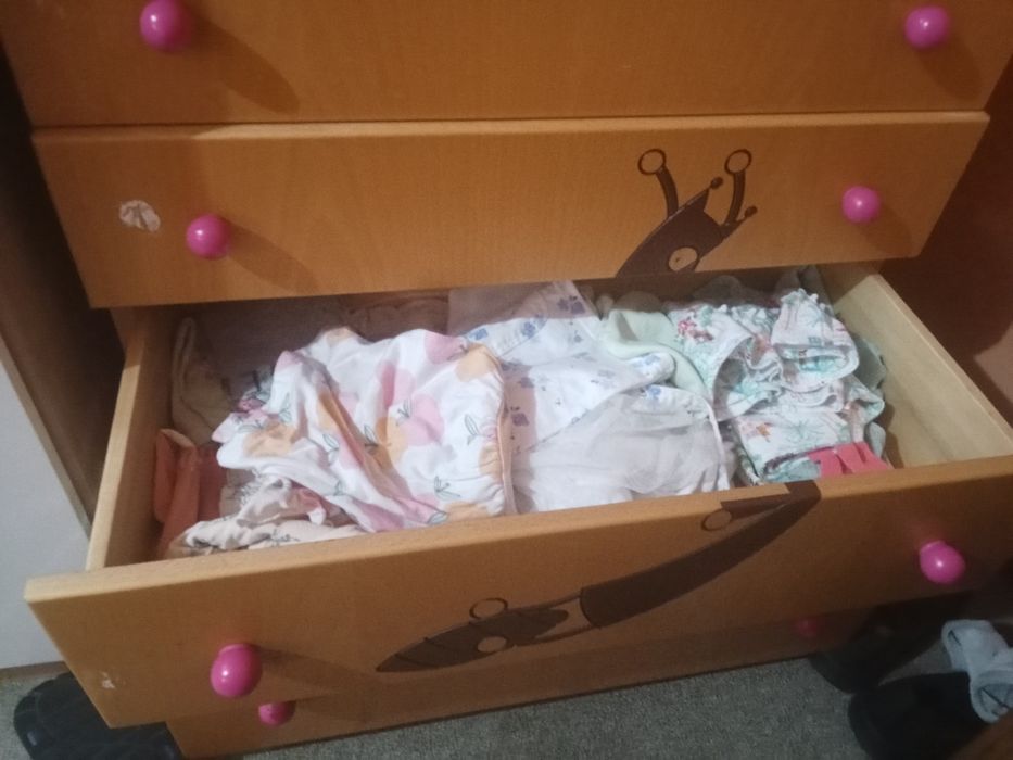 Vendo cómoda..,tem 5 gavetas estado bem conservado