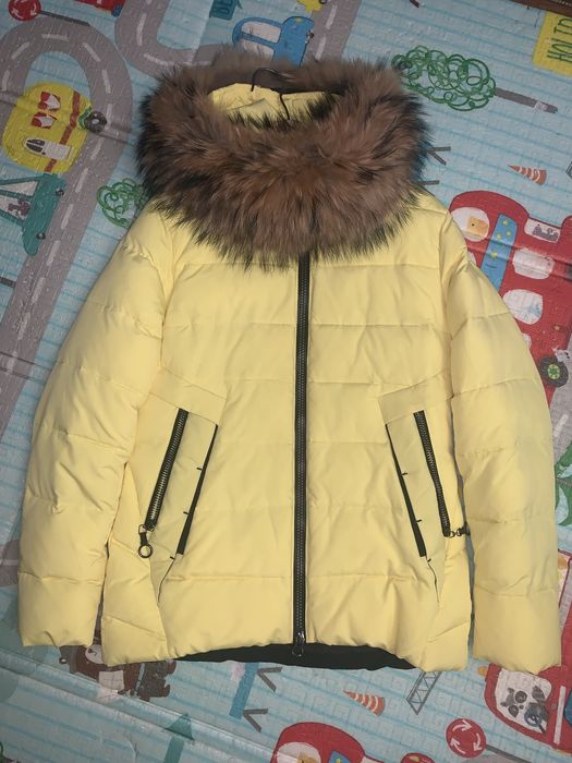 Продам зимову куртку (ярко жовта)