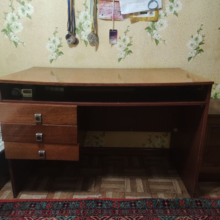Стол письменный.
