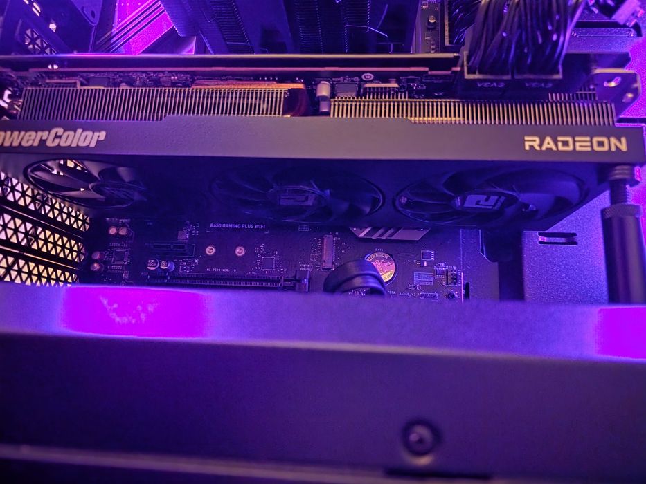 Fighter AMD Radeon RX 7700 XT