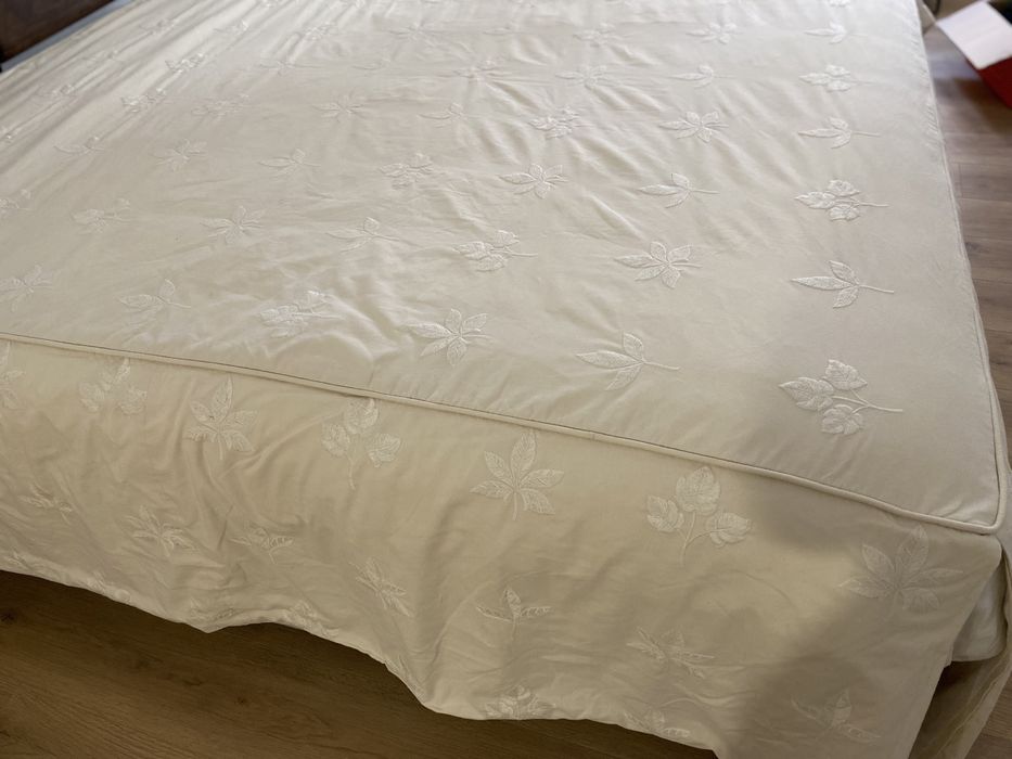 Coberta de cama de casal e rolo decorativo