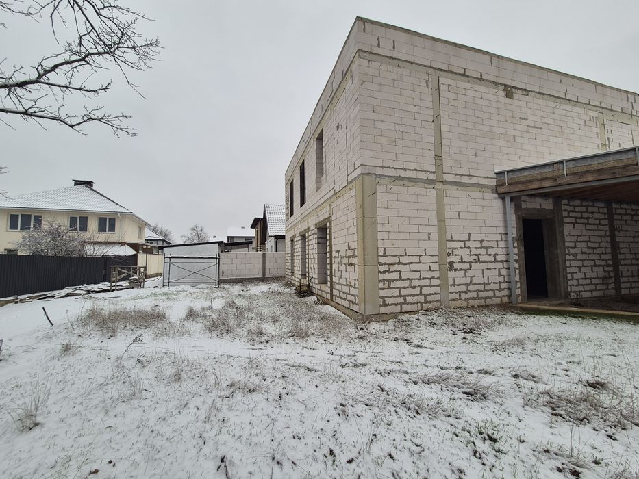 Продам здание + 6 соток. Выход в лес.