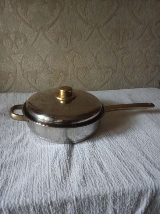 Новая сковородка с крышкой