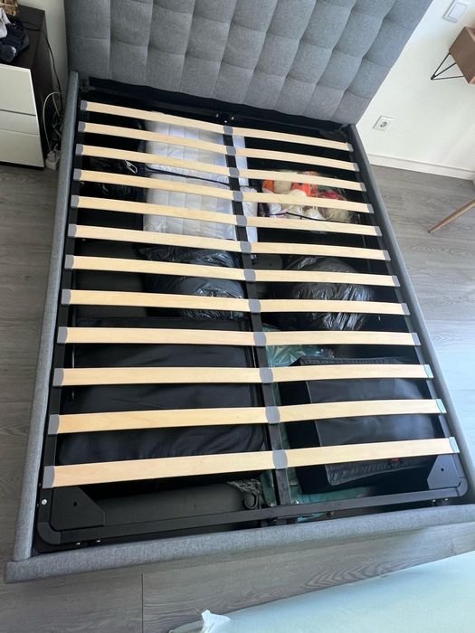 Cama com cabeceira e estrado elevatório