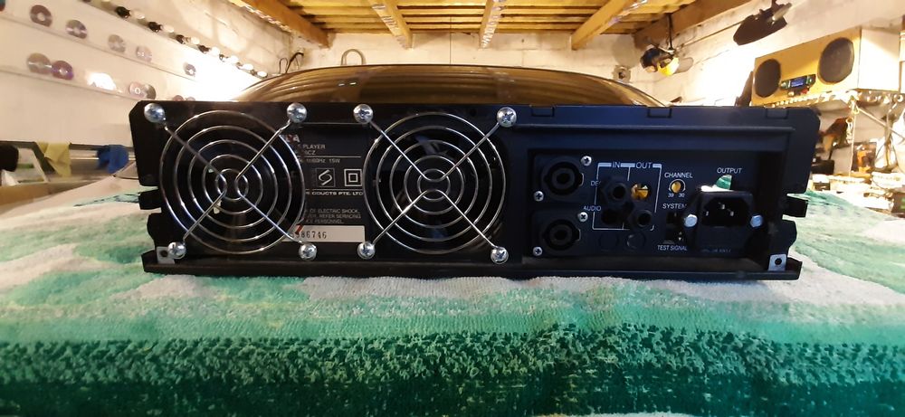 Продам двухканальный усилитель мощности 300 Вт на канал