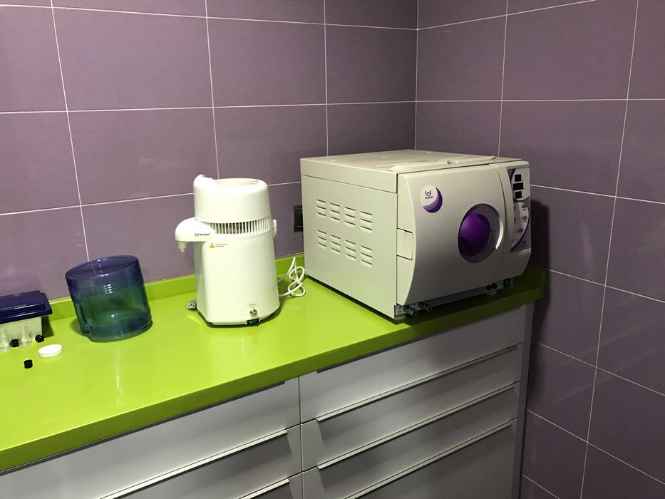 Móveis de cozinha e recepçao anteriormente usados numa loja.