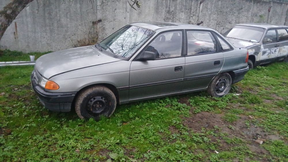 Опель астра 1992рік 1.6 бензин