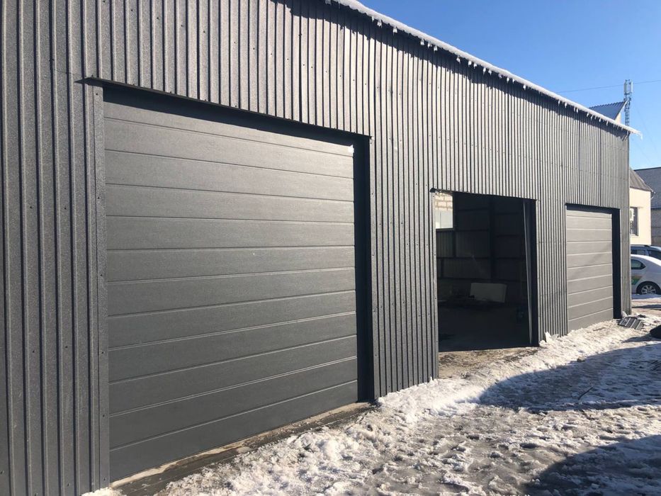 Секційні ворота з каліткою