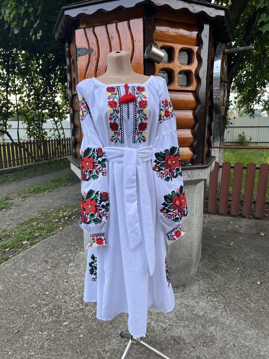 Великий розпродаж платтів і вишиванок
