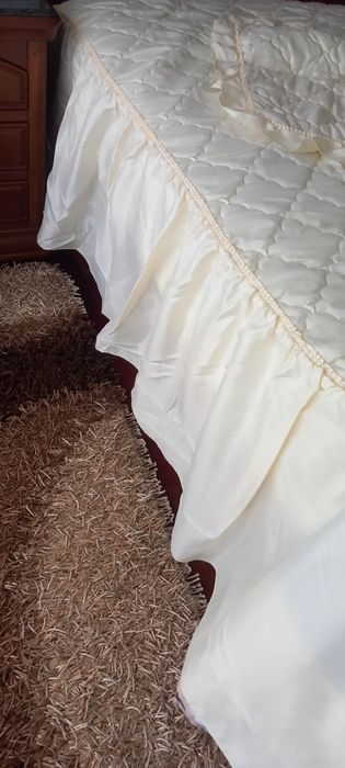 Colcha Acetinada com Fronhas  Nova  ( Portes incluídos)