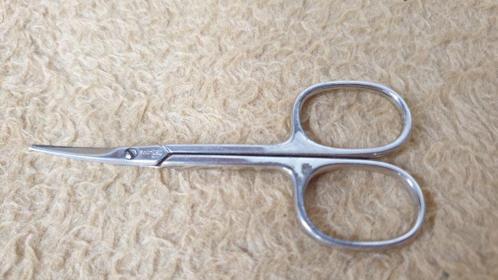 Małe metalowe nożyczki