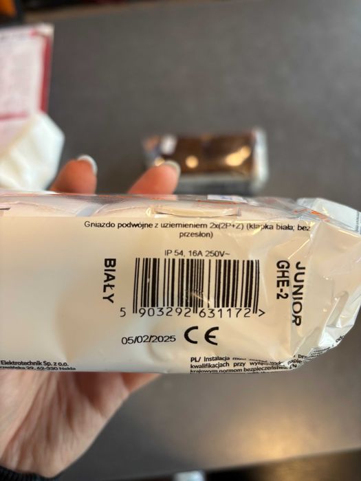 Gniazdo podwójne z uziemieniem karlik, klapka, białe