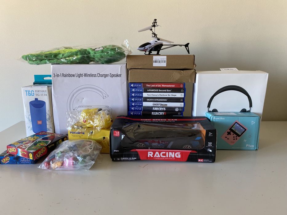 Vários produtos de tecnologia e Brinquedos