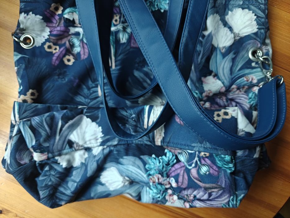 Torebka Jumibag niebieska w kwiaty kolorowa