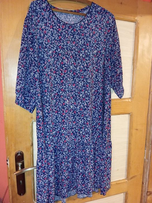Sukieneczka w kwiaty 140 biust