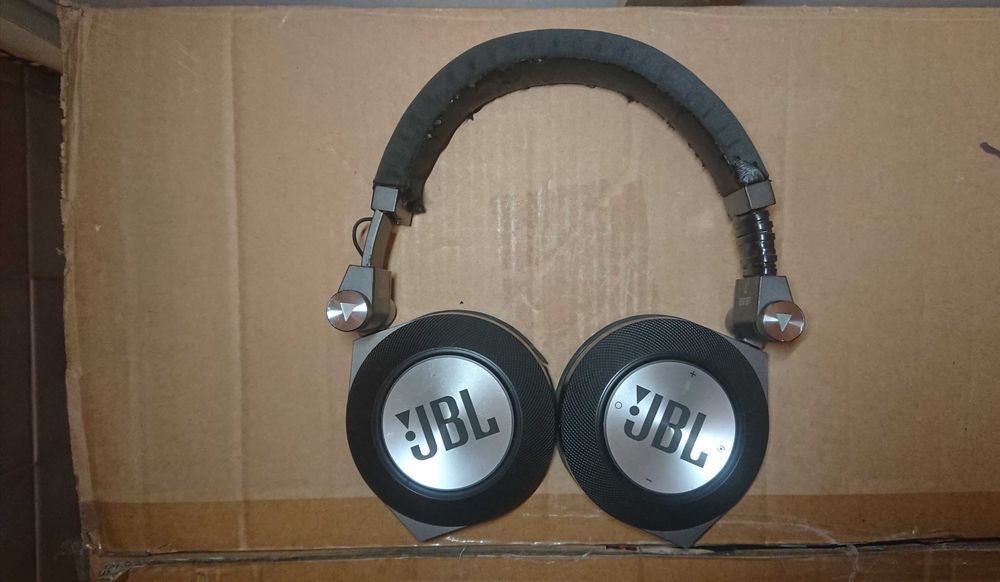 Słuchawki bezprzewodowe nauszne  JBL E50BT działają czytaj opis