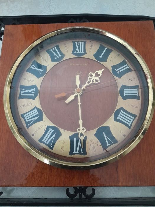 Часи янтарь робочі потребують батарейки