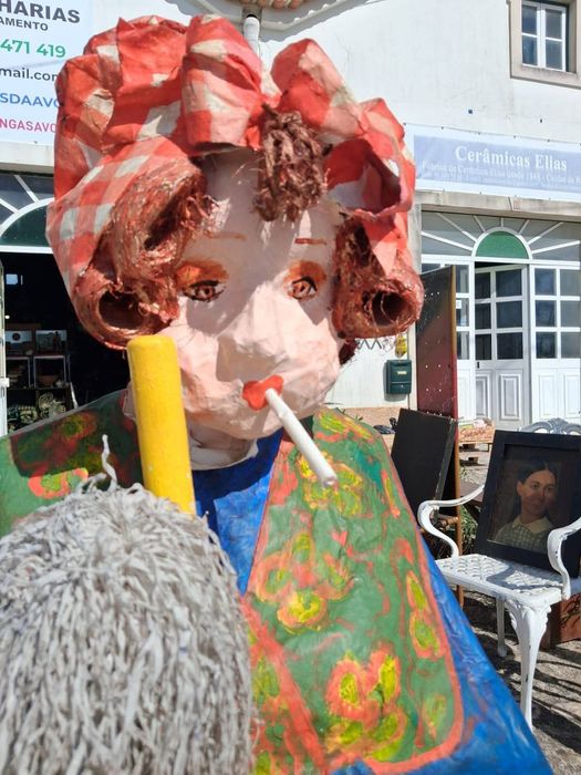 Figura em papel mache