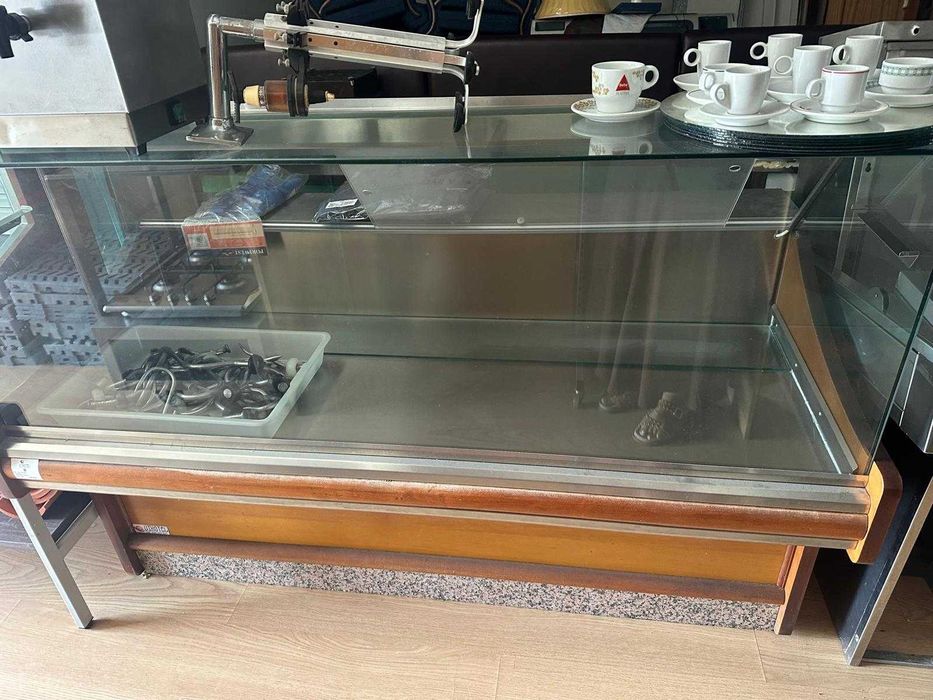 Vitrine de Exposição Neutra com Iluminação – Ocasião