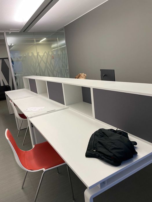 Ilha com 6 postos de trabalho da FAMO e 6 cadeiras também da FAMO