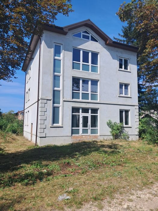 Продається трьохповерховий будинок в м.Монастириська