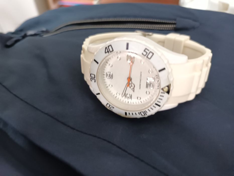 Relógio com pulseira branca