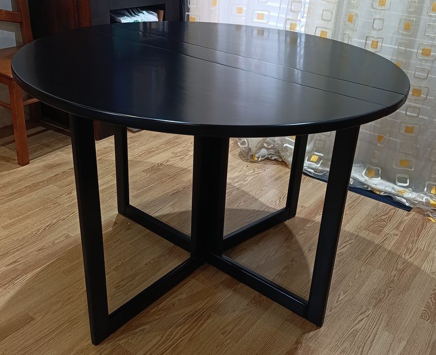 Mesa de jantar redonda extensível em madeira maciça – lacada a preto