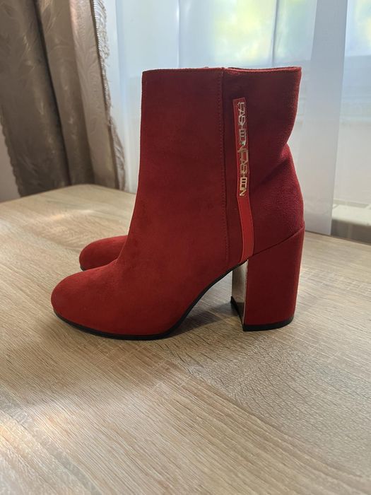 Стильні червоні чобітки,черевики,чоботи