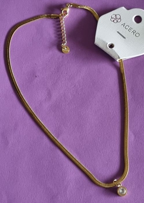 Colar dourado, em aço, malha fita com ponto de luz. Tem extensor