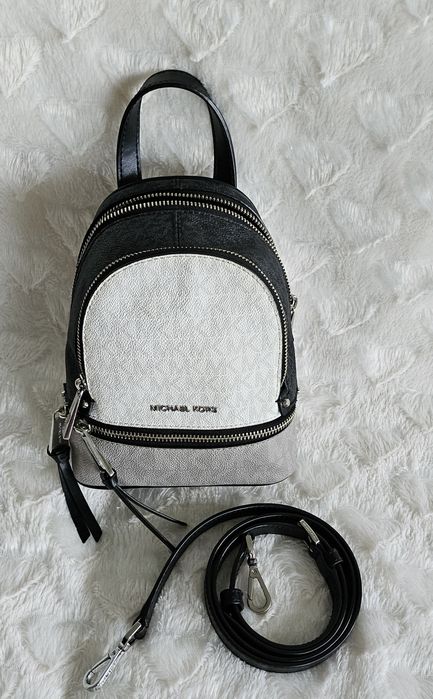 Sprzedam Piękny plecaczek Mini rhea firmy Michael Kors 

Plecacz
