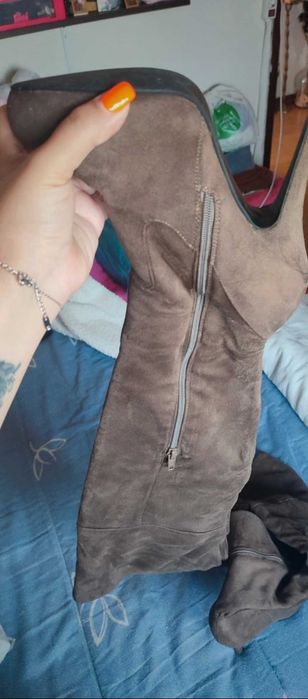Bota castanha cano até ao joelho