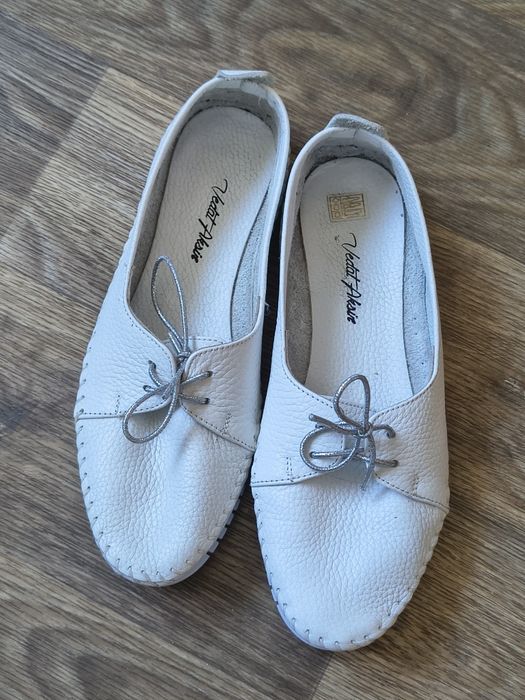 Білі шкіряні мокасіни