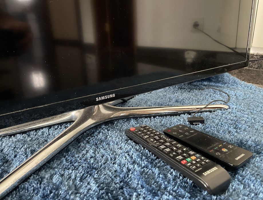 TV Samsung Smart TV 40” UE46F5400AW Avariada - Para Peças/Reparação