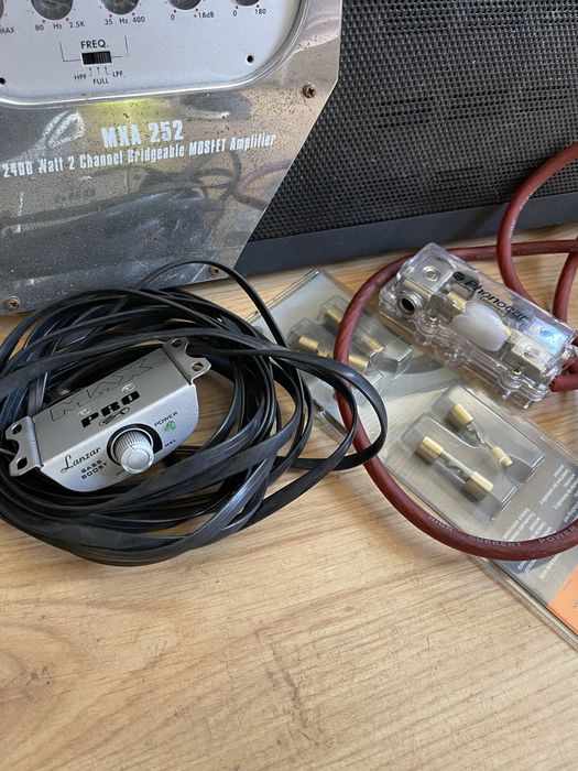 Subwoofer e amplificador marca lanzar