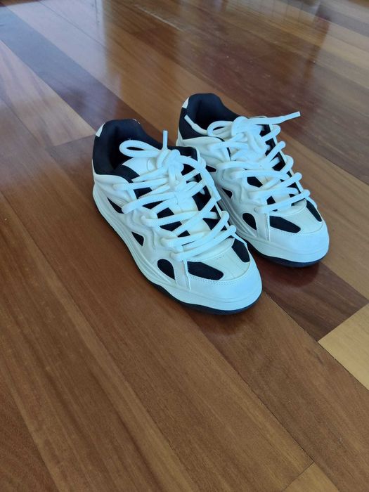 Sapatilhas de skate brancas Bershka com detalhes em contraste