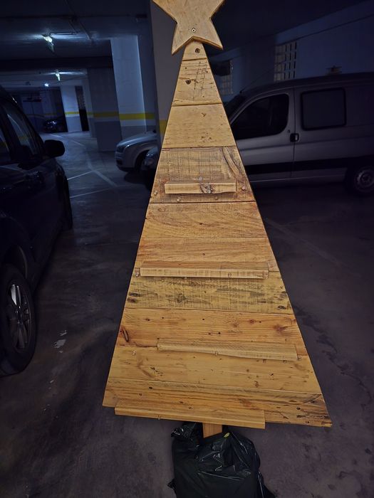 Árvore de Natal em madeira feita com paletes.Medidas 1.70.