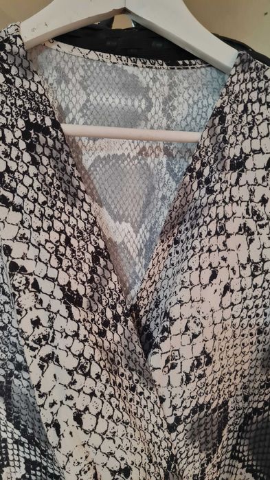 Top de mulher padrão reptil