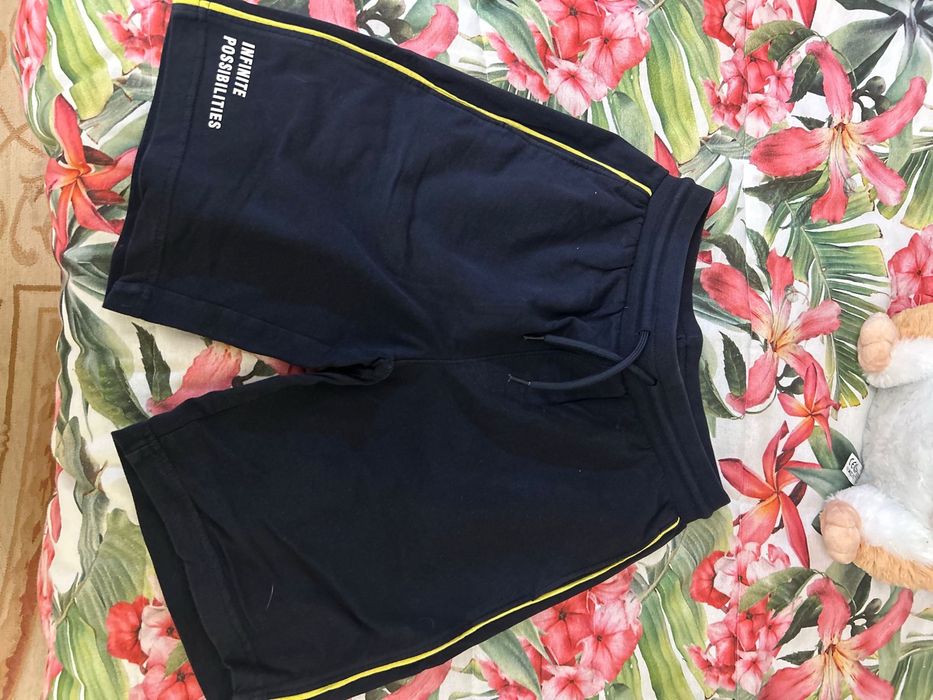Conjunto T-shirt e calções para rapaz