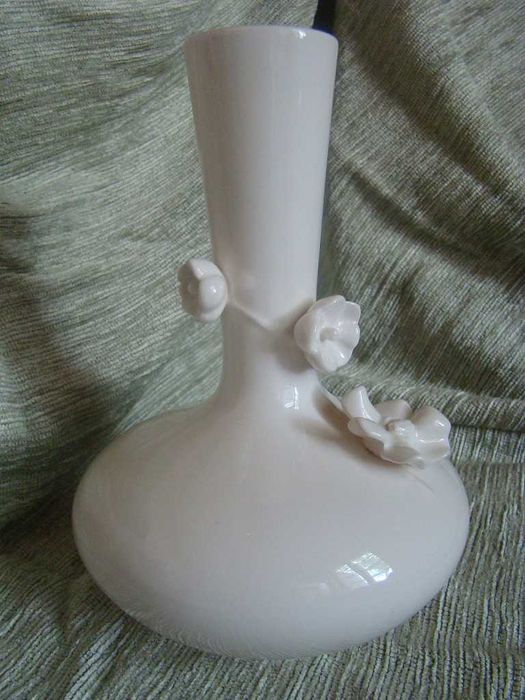 Biały ceramiczny wazon