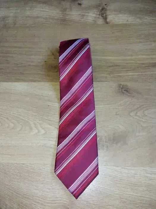 krawat czerwony w prążki