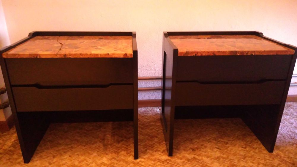 Cama c/ mesas de cabeceira.